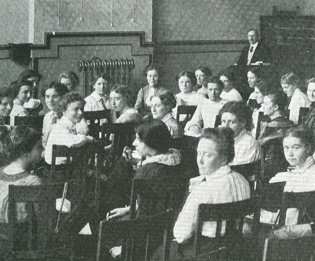 Leerlingen van de School voor maatschappelijk werk in 1908